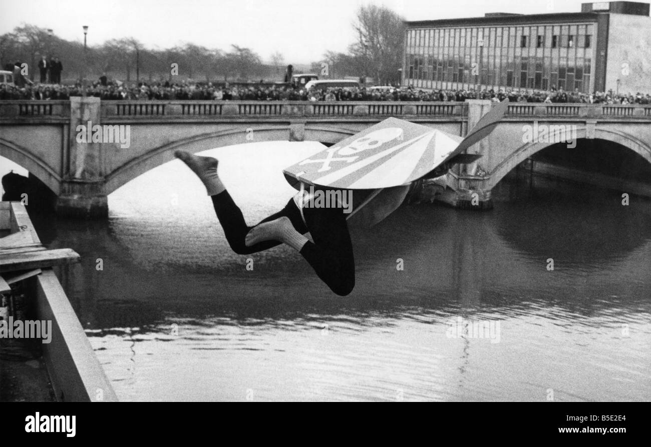 Chute d'un birdman qui trouvent qu'il n'était pas si facile à piloter : Birdman Walter Cornelius a essayé de voler à travers une rivière jeudi- un voyage de quelques minutes à vol d'oiseau. Walter hélas, n'est pas corneille. Mais il était déterminé à réussir. Portant une paire d'ailes faites de toile et de bois de balsa, il est monté sur le 35ft-haut toit d'un supermarché à Peterborough, dans le Lincolnshire. ;Décembre 1970 Banque D'Images