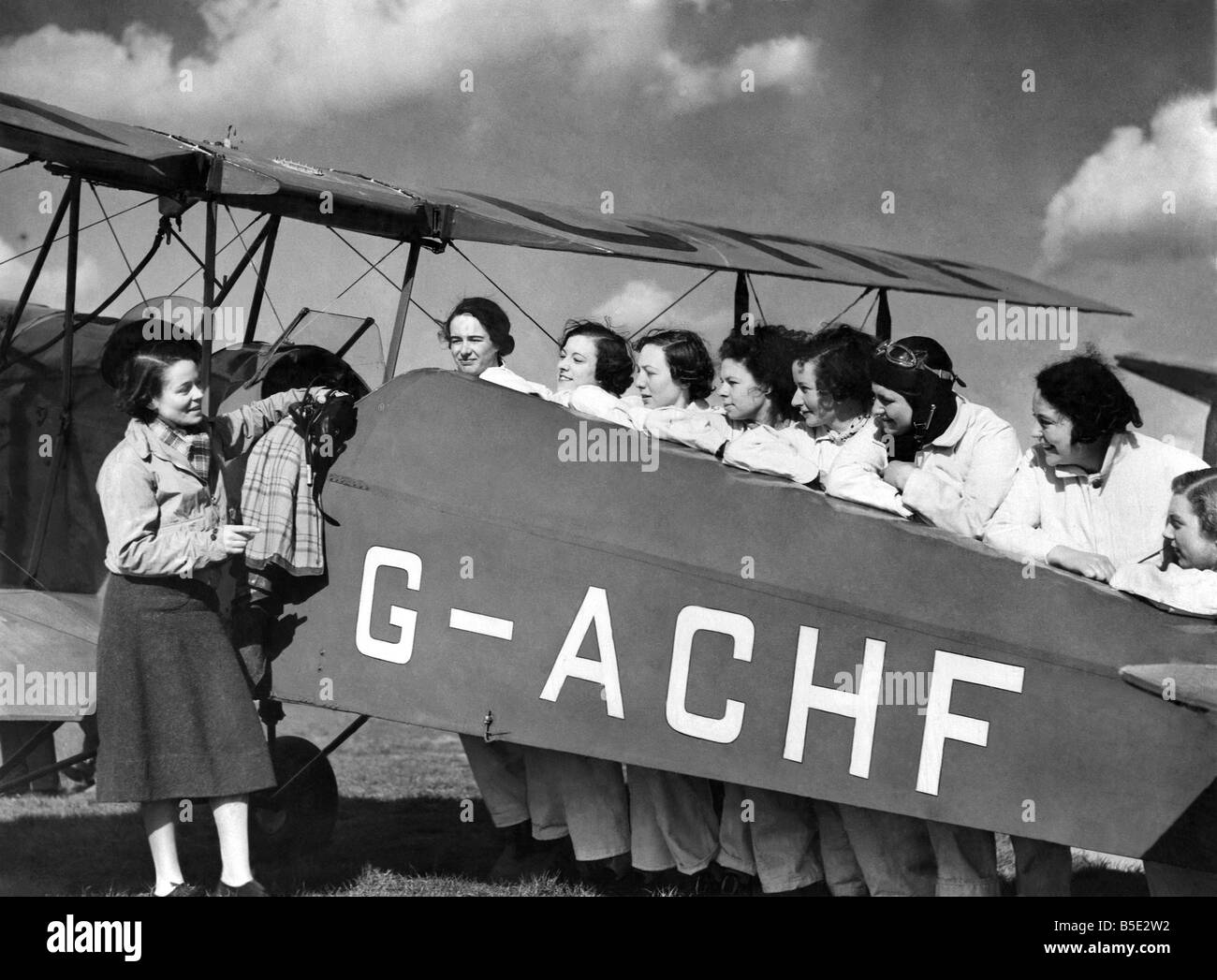 En dépit de la scène paisible entourant cette flèche spartiate, un deux places et avions du club privé, qui a été construite en 1933 il avait été impliqué dans un drame fatal en septembre 1933 lors de son premier propriétaire, Lady Clayton East Clayton, est tombé sur le décollage et a été tué. Sur six ans et Mme Gabrielle Patterson, un instructeur de vol et chef de la réserve nationale de l'air Femmes, donne instruction aux collègues à la Romford Flying Club à Maylands aérodrome à l'Essex en 1939. Mme Banque D'Images