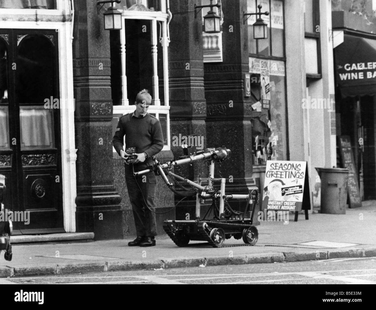 Une alerte à la bombe à l'Old Bailey. Un robot de l'Armée en action aujourd'hui dans le cadre de l'unité de neutralisation des bombes. &# 13 ;&# 10;Novembre 1981 Banque D'Images