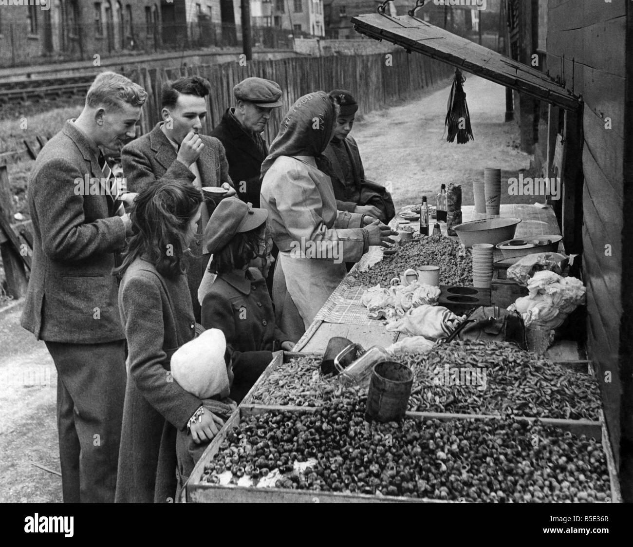 Les clients jusqu'à acheter les coques d'étal à Leigh-on-Sea &# 13 ;&# 10;vers 1950 Banque D'Images