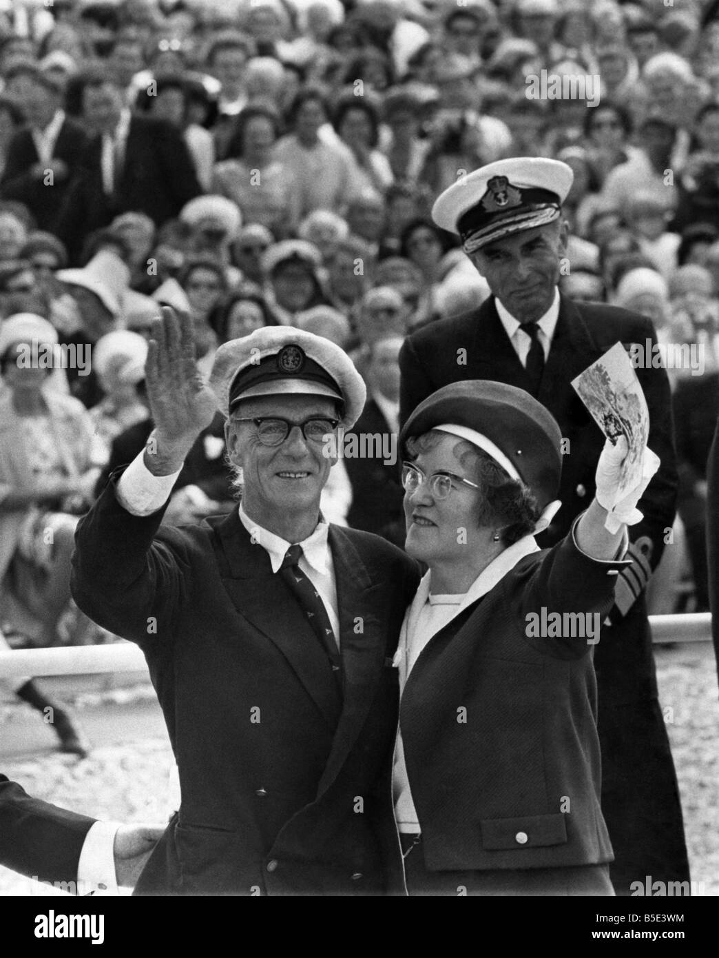 Juillet 1968 P003344;Yachtsman Alec Rose a reçu un héros comme il navigue dans Portsmouth et étapes à terre à la jetée de Southsea après ses 354 jours de voyage autour du monde. Une foule de plus de 250 000 personnes s'étaient réunis pour féliciter les jardiniers de Portsmouth sur ses 28 500-mile voyage en solo à travers le monde. Banque D'Images