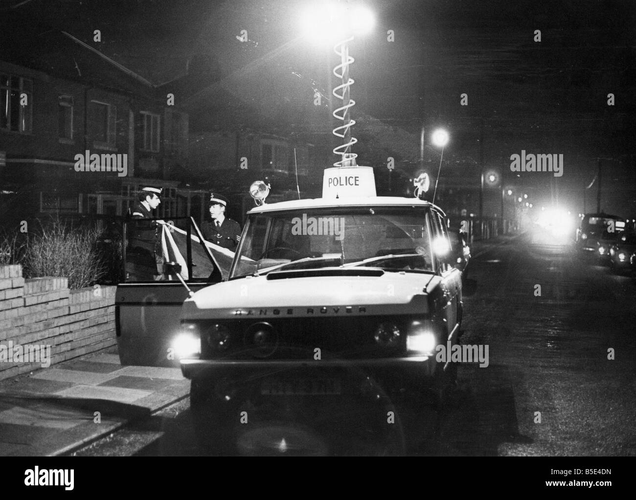 La police utilise les phares de recherche et d'un véhicule radio mobile dans leur recherche à Seaton Sluice Banque D'Images