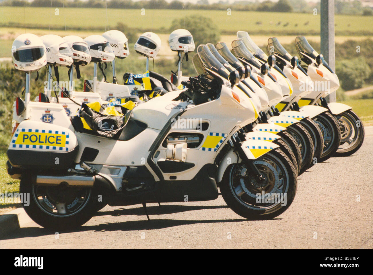 Une rangée de motos de police prêt pour l'action Banque D'Images