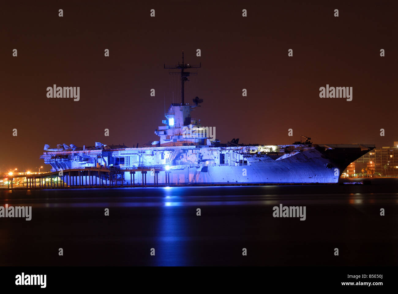 Porte-avions USS Lexington illuminé la nuit, Corpus Christi, TX USA Banque D'Images