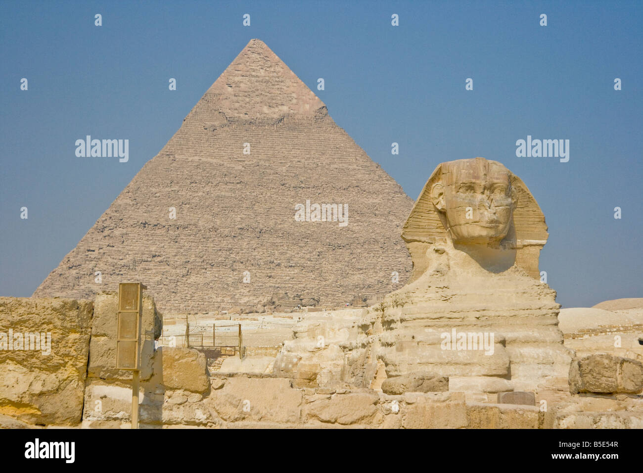 Le Sphinx et les Khafré pyramide de Gizeh au Caire Egypte Banque D'Images