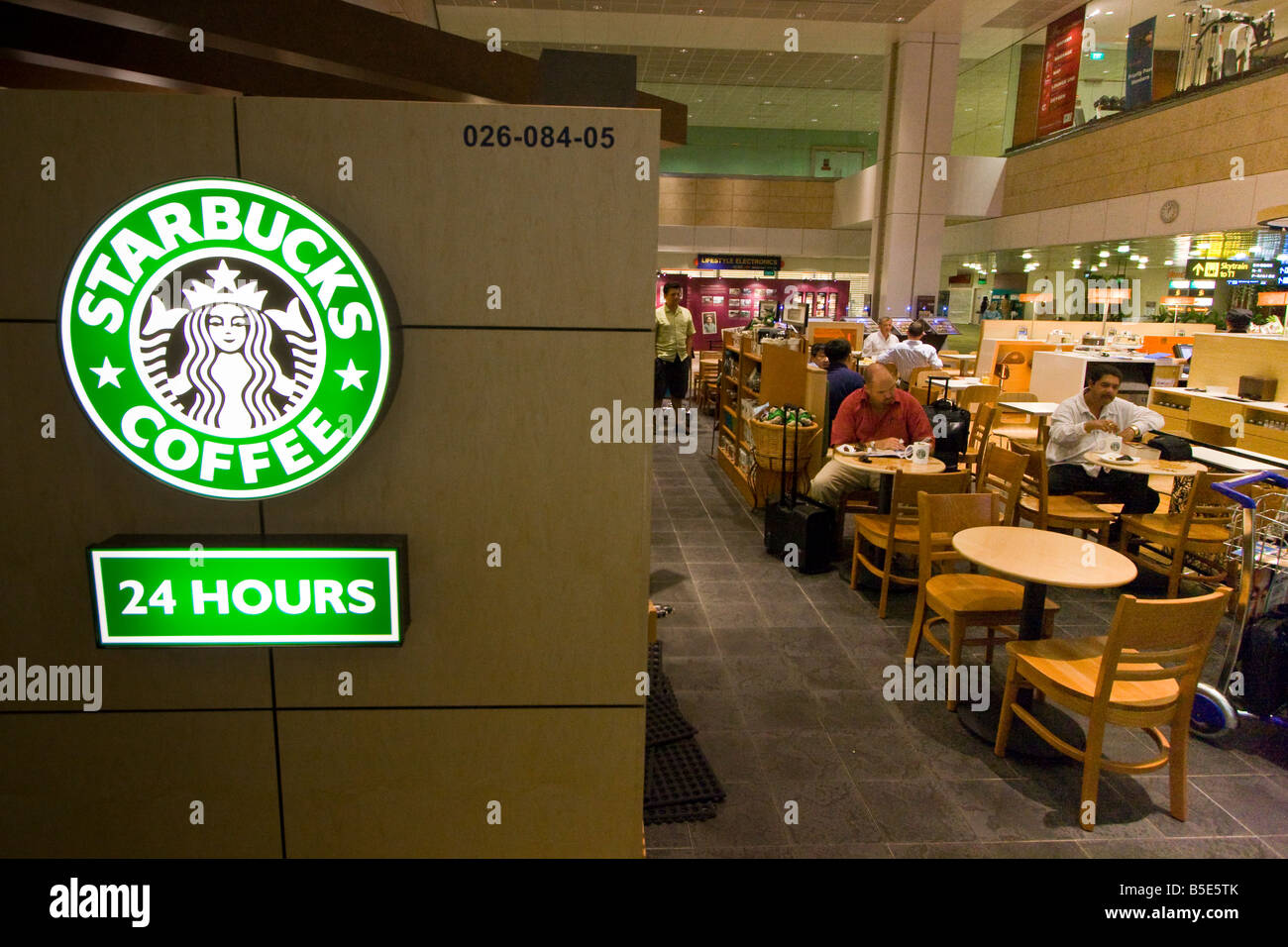 24 heures de Starbucks à l'Aéroport International de Changi à Singapour Banque D'Images