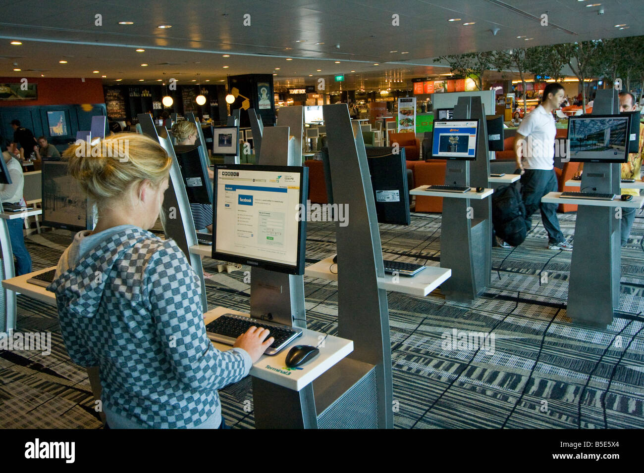 Sur Facebook Connexion Internet gratuite à l'Aéroport International de Changi à Singapour Banque D'Images