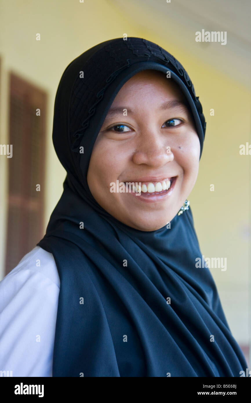 Jeune fille indonésienne à Fort Rotterdam en Makassar sur Sulawesi en Indonésie Banque D'Images