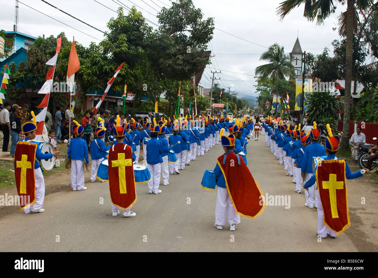 Marching Band d'une école chrétienne de Rantepao sur Sulawesi en Indonésie Banque D'Images