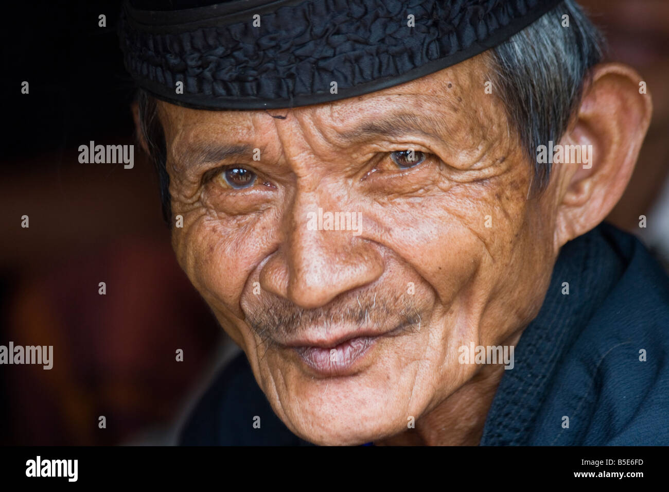 Un homme âgé à une cérémonie funéraire à Tallunglipu Village de Tana Toraja de Sulawesi en Indonésie Banque D'Images