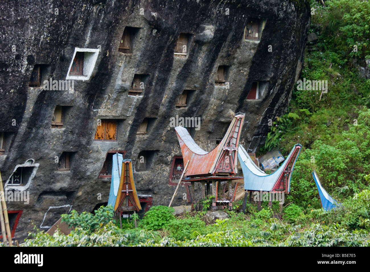 Cimetière de grotte en Lokomata sur Tana Toraja de Sulawesi en Indonésie Banque D'Images