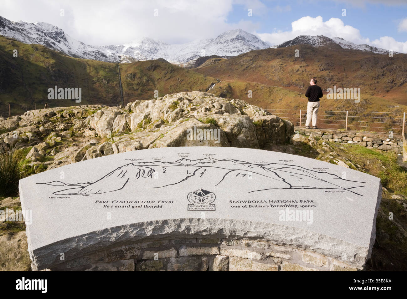 De nouvelles informations touristiques sur plaque de pierre montrant montagnes à Snowdon horseshoe point national de Snowdonia North Wales UK Banque D'Images