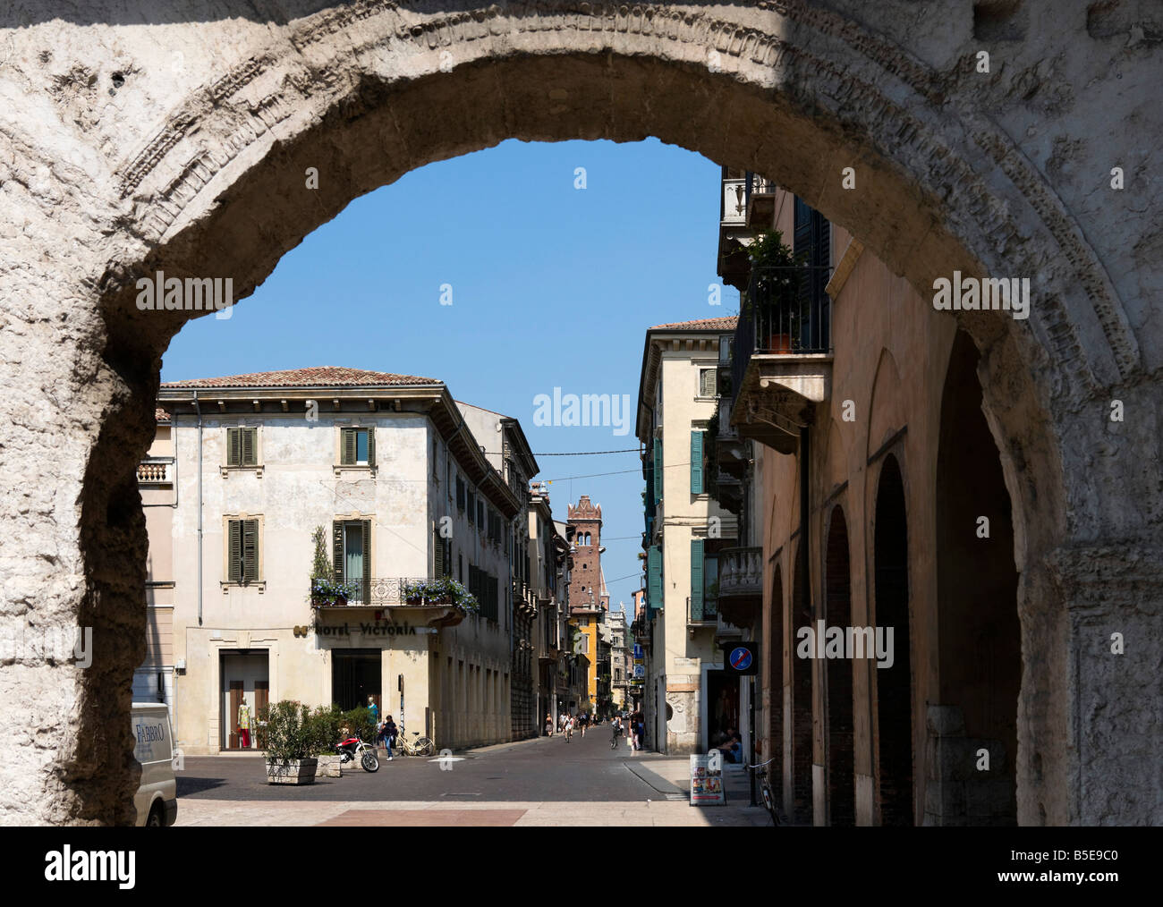 Voir au travers de l'ancienne porte romaine de Porta dei Borsari avec la Torre del Gardello dans la distance, Corso Porta, Vérone, talie Banque D'Images