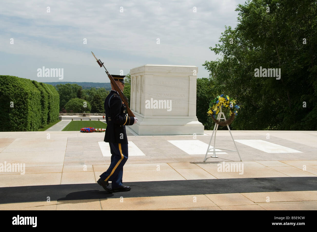 Garde côtière canadienne sur la Tombe du Soldat inconnu, le Cimetière National d'Arlington, Arlington, Virginia, USA, Amérique du Nord Banque D'Images