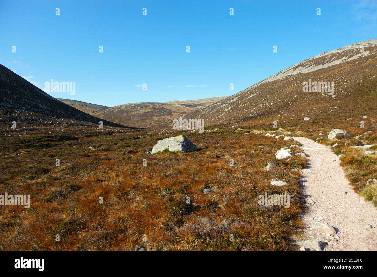 Chemin loin de Lochnagar nr Loch Muick Spittal de Glenmuick Parc National de Cairngorms Montagnes Grampian Ecosse UK en automne Banque D'Images