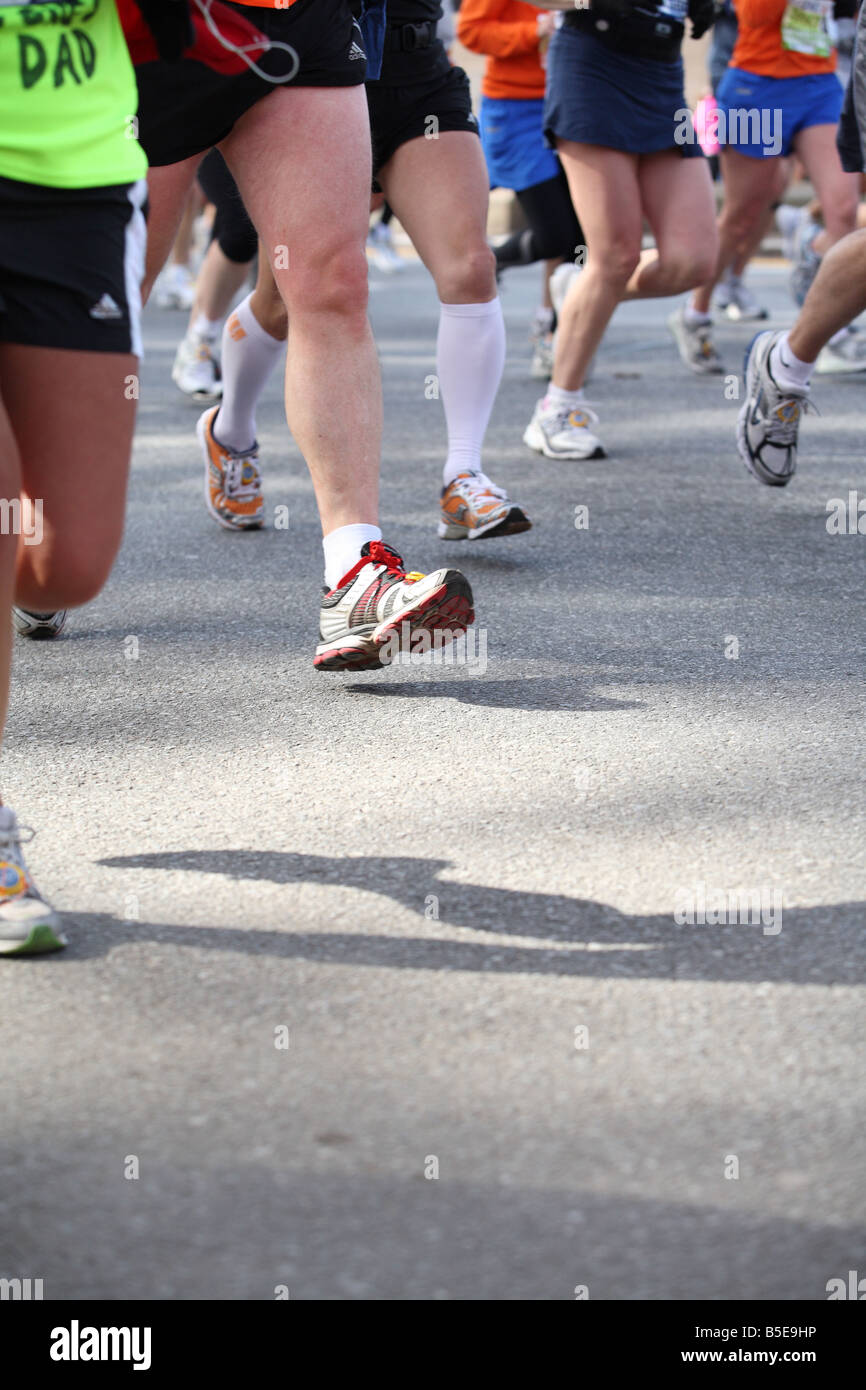 Les jambes en marche Marathon de New York, 2008, Km 7, 4e Avenue, Brooklyn Banque D'Images