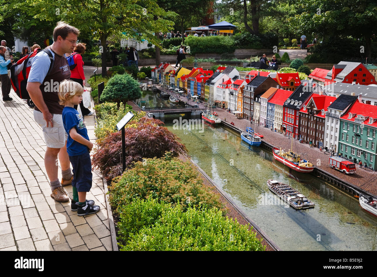 Les visiteurs de Legoland au Danemark à la recherche à un modèle de Nyhavn à Copenhague Banque D'Images