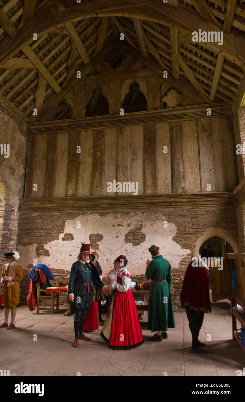 Reenactors recréer la musique et de la danse du début à la période jacobéen Tretower cour près de Crickhowell Powys Pays de Galles du Sud Banque D'Images