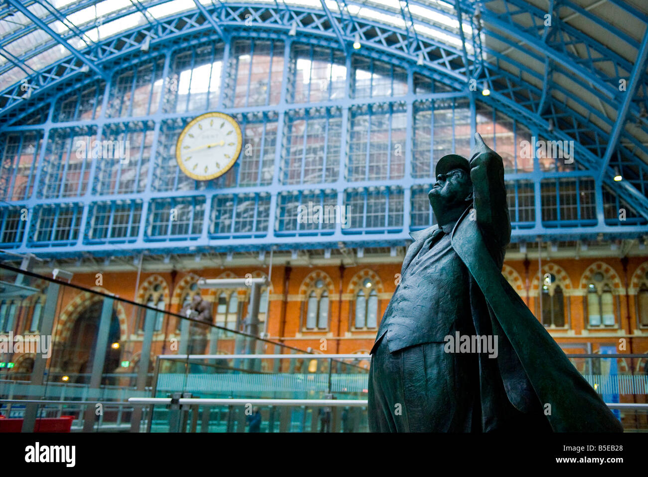 , Londres St Pancras Gare Ferroviaire , statue du poète officiel , Sir John Betjeman , 1906 à 1984 avec l'horloge Banque D'Images