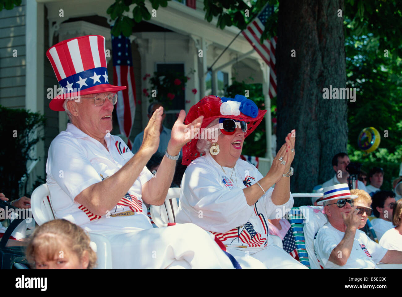Les gens applaudissent passant 4 juillet parade, Rhode Island, New England, USA, Amérique du Nord Banque D'Images