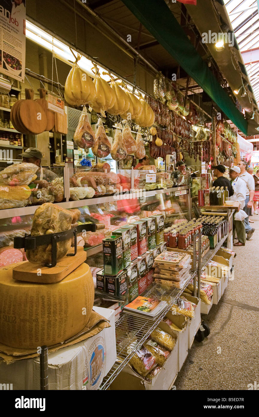 Delicatessen stand au marché intérieur et de produire des aliments la petite Italie dans le Bronx New York USA Banque D'Images
