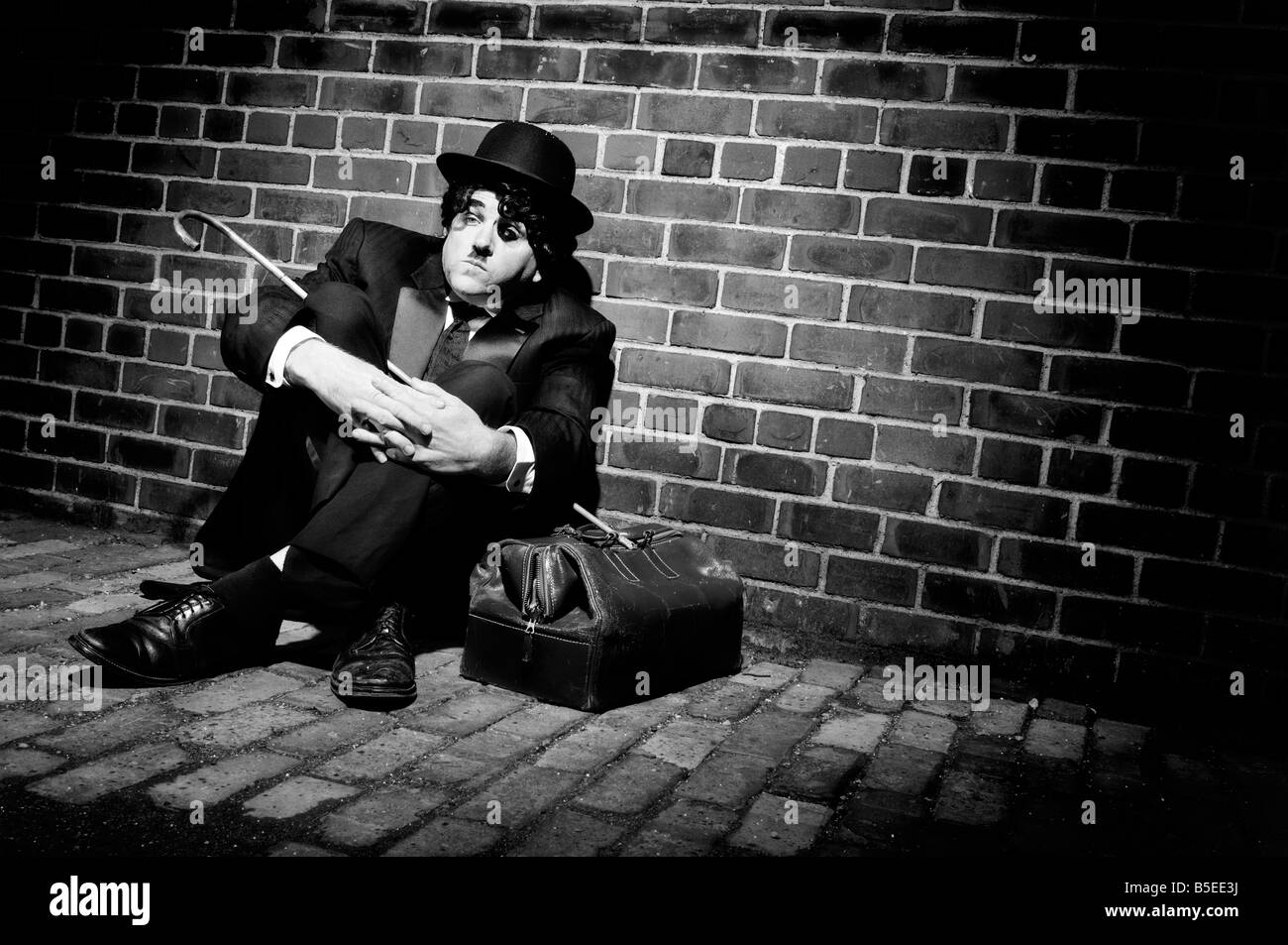 Charlie Chaplin vers le bas-et-out Banque D'Images