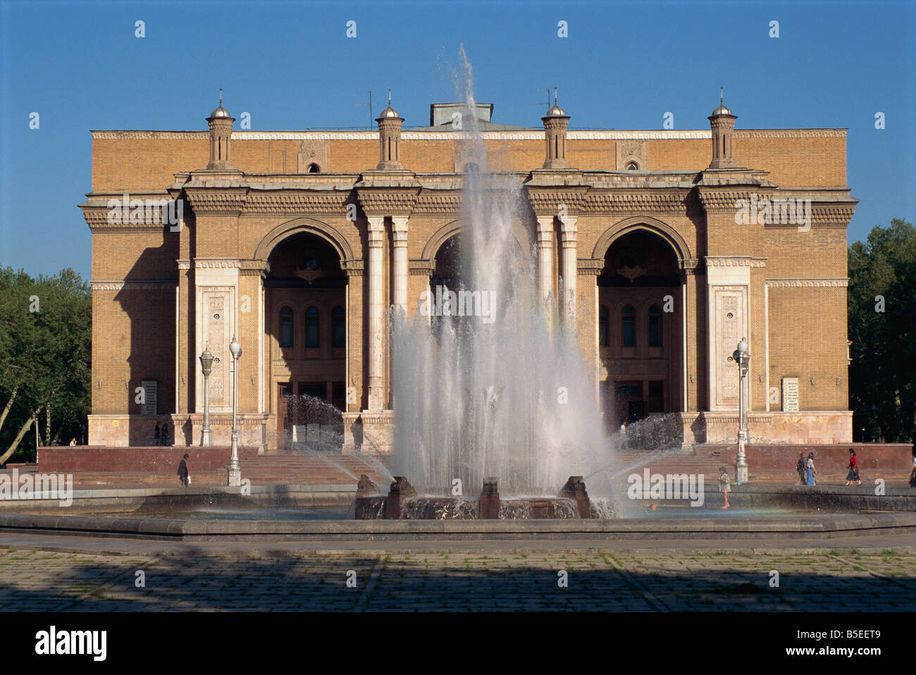 Fontaines en face de l'opéra et théâtre de ballet de Navoi, dans la ville de Tachkent, Ouzbékistan, l'Asie centrale Banque D'Images