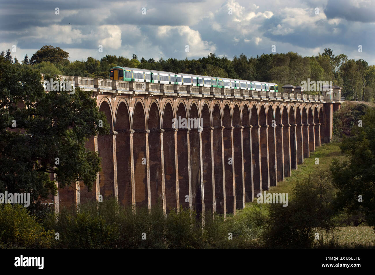 Un train de banlieue Sud express train traverse la vallée de l'Ouse Balcombe sur le viaduc de la ligne de chemin de fer London-Brighton Banque D'Images