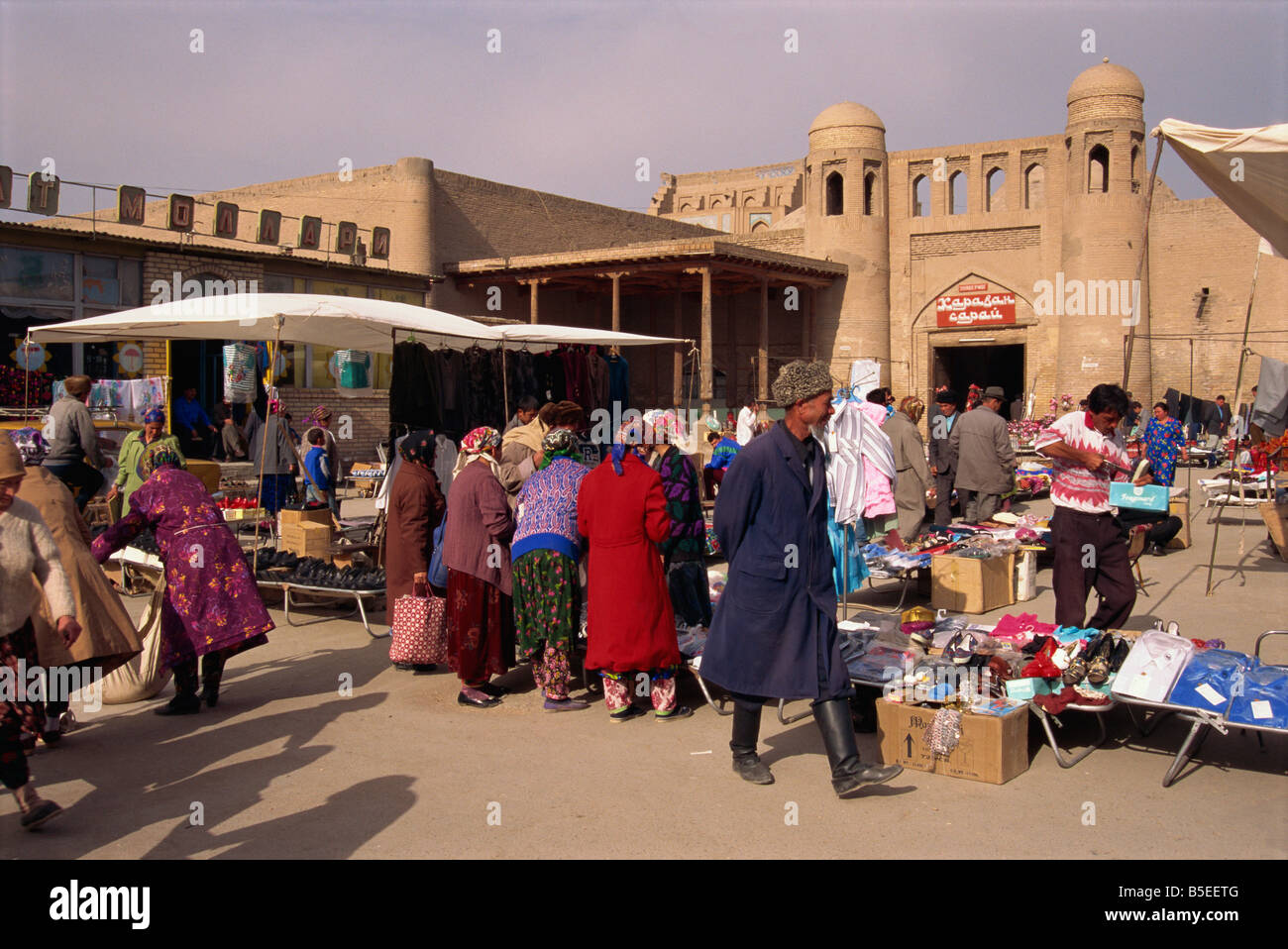 Les gens dans le bazar à l'entrée ouest de la ville de Khiva, Ouzbékistan, l'Asie centrale Banque D'Images