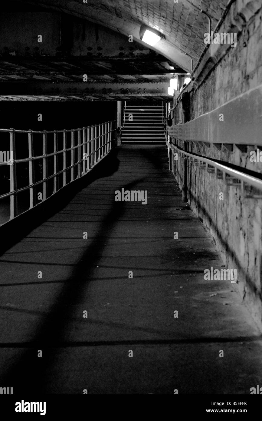 Le passage souterrain à la gare de Durham. Image en noir et blanc représentant une scène de la ville de nuit. Banque D'Images