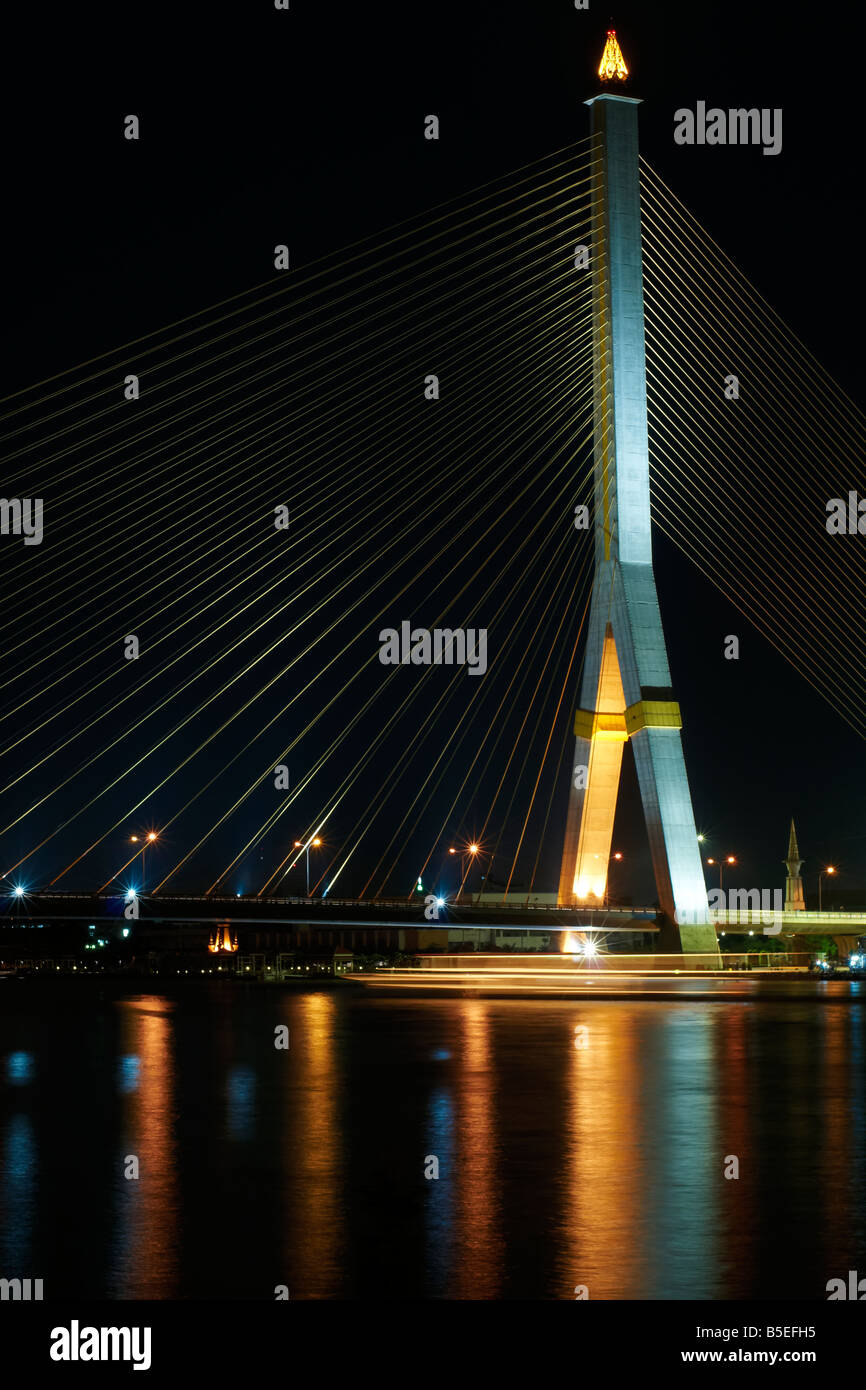 Le Pont Rama VIII à Bangkok la nuit, Thaïlande Banque D'Images