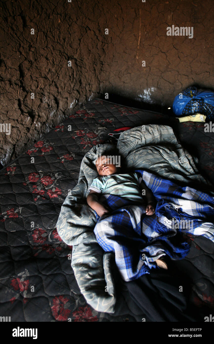 Tout-petits Swazi dormir sur un matelas à l'intérieur d'une hutte de boue et le bâton, de Lubombo, Swaziland, Afrique Banque D'Images