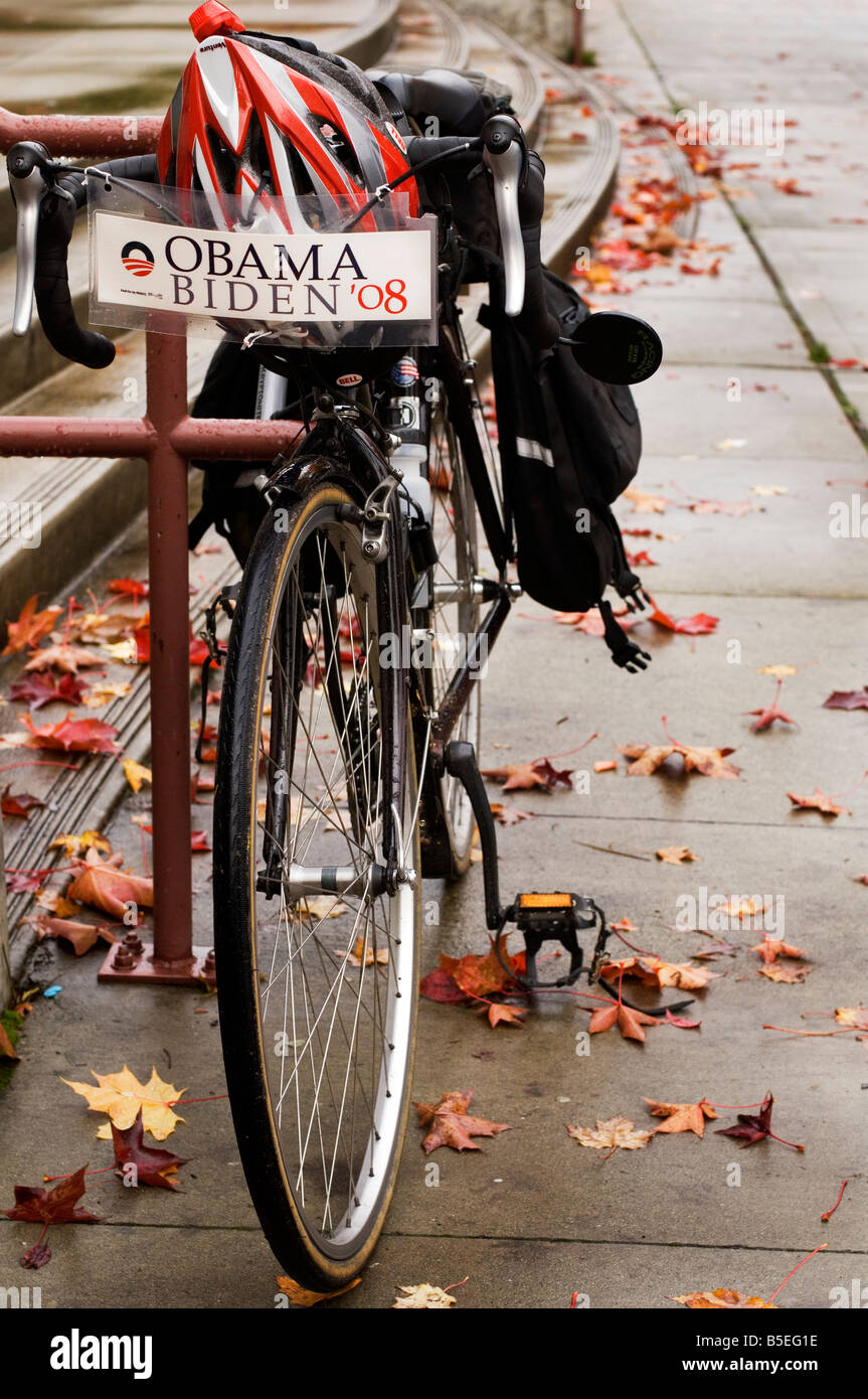 Novembre 4th, 2008. USA, Seattle, WA. Vélo avec un signe de soutien à Barack Obama et Joe Biden à la date des élections générales. Banque D'Images