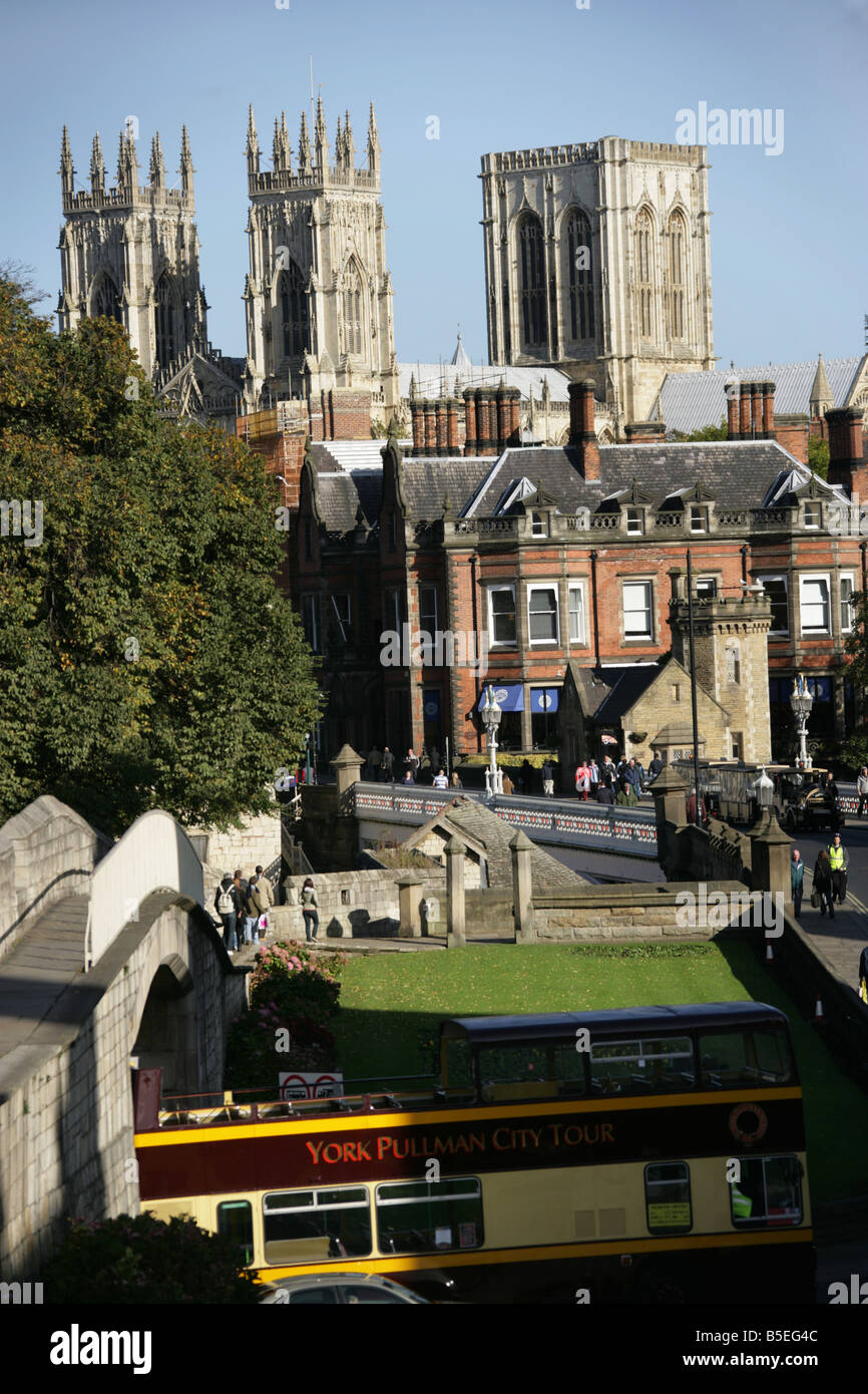 Ville de York, en Angleterre. Les murs de la ville de New York à côté de Station Road avec Lendal Bridge et York Minster dans l'arrière-plan. Banque D'Images