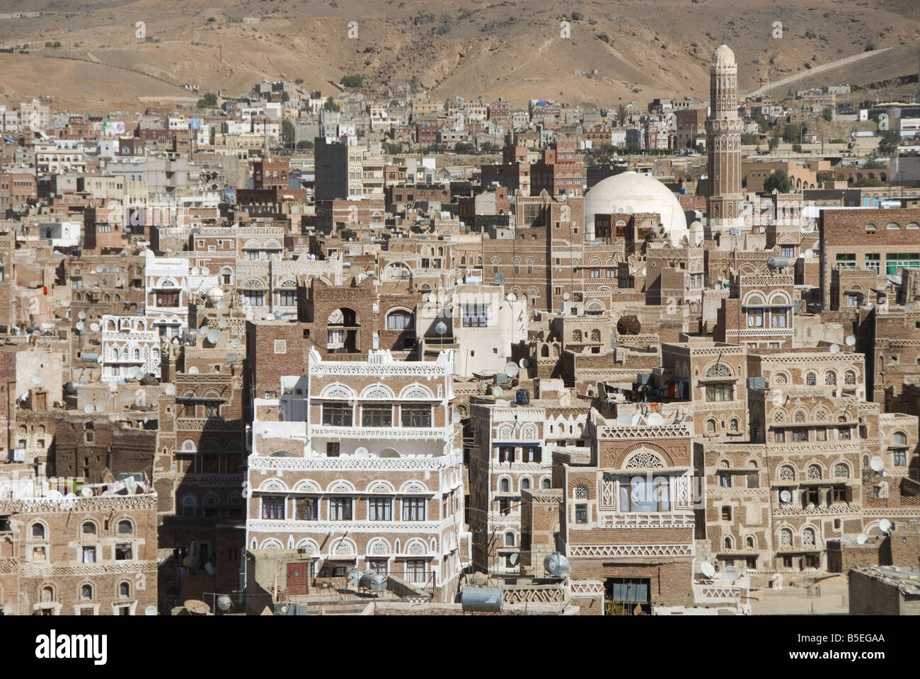 L'architecture de brique traditionnelle ornée de maisons hautes, vieille ville, à Sana'a, Site du patrimoine mondial de l'UNESCO, au Yémen Banque D'Images