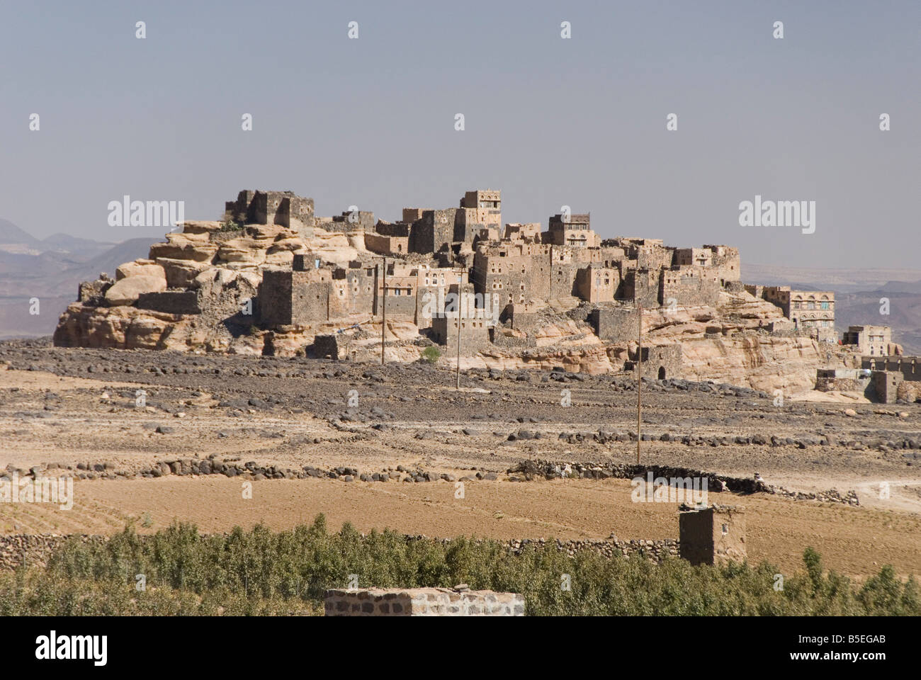 Vieux village construit sur la falaise de grès Al Gorza Shibam Valley près de San un Yémen Moyen-orient Banque D'Images