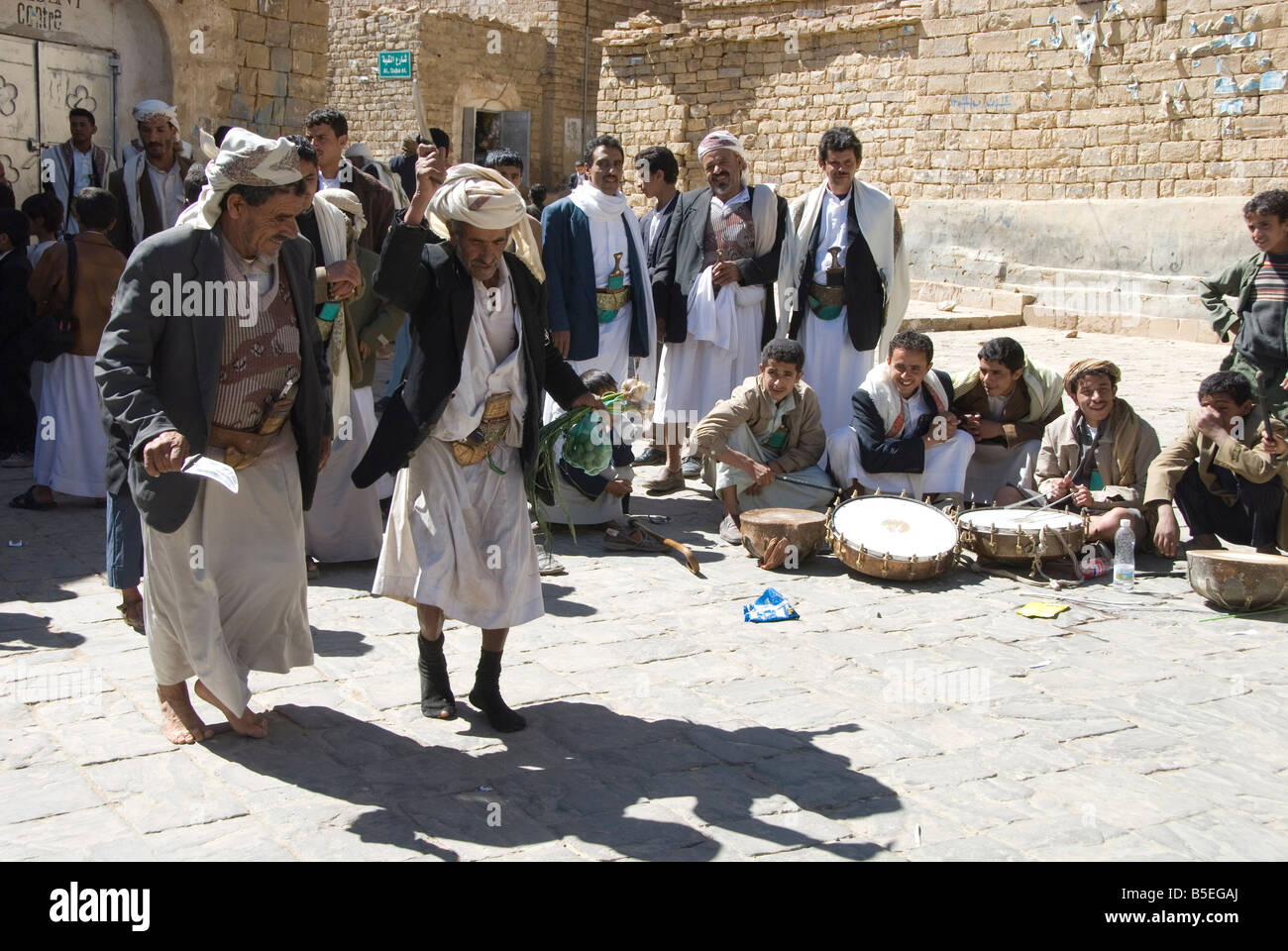 La danse traditionnelle par les hommes à la cérémonie du mariage dans la région de village square Thulla près de San un Yémen Moyen-orient Banque D'Images