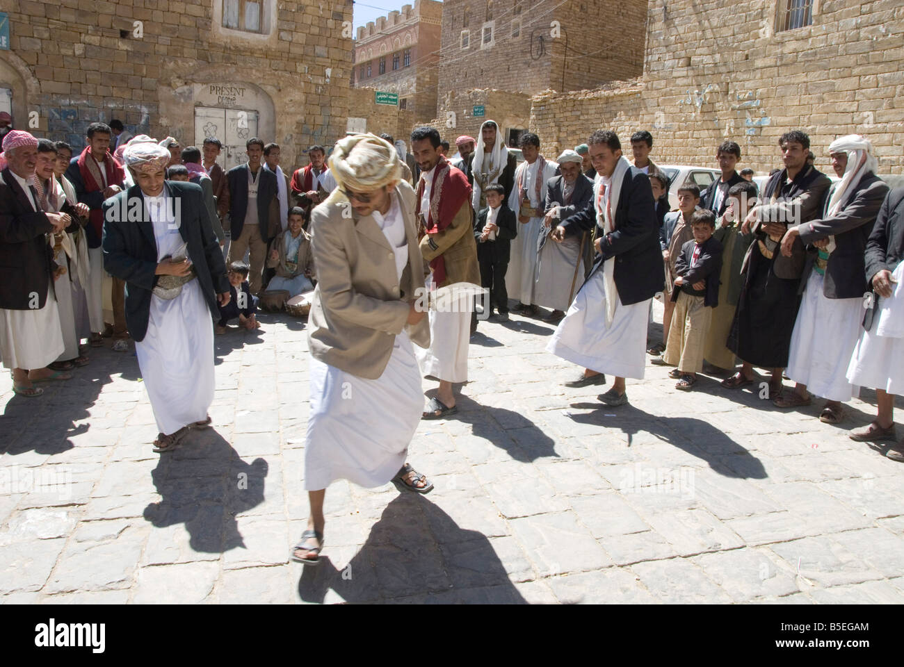 La danse traditionnelle par les hommes à la cérémonie du mariage dans la région de village square Thulla près de San un Yémen Moyen-orient Banque D'Images