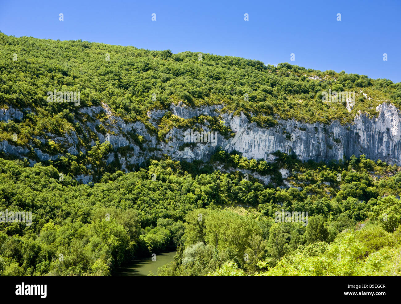 Le Roc d'Anglars au-dessus de la rivière Aveyron, à proximité St Antonin Noble Val, Tarn et Garonne France Europe Banque D'Images