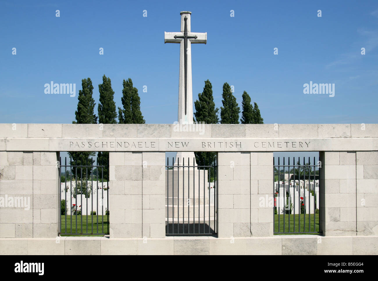Vue de la Croix du Sacrifice de l'extérieur de l'Passchendaele New British Cemetery, Belgique. Banque D'Images Vue de la Croix du Sacrifice de l'extérieur de l'Passchendaele New British Cemetery, Belgique. Banque D'Images