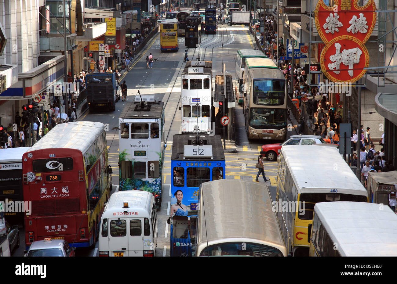 Les bus et les tramways sur Des Voeux Road Hong Kong Banque D'Images