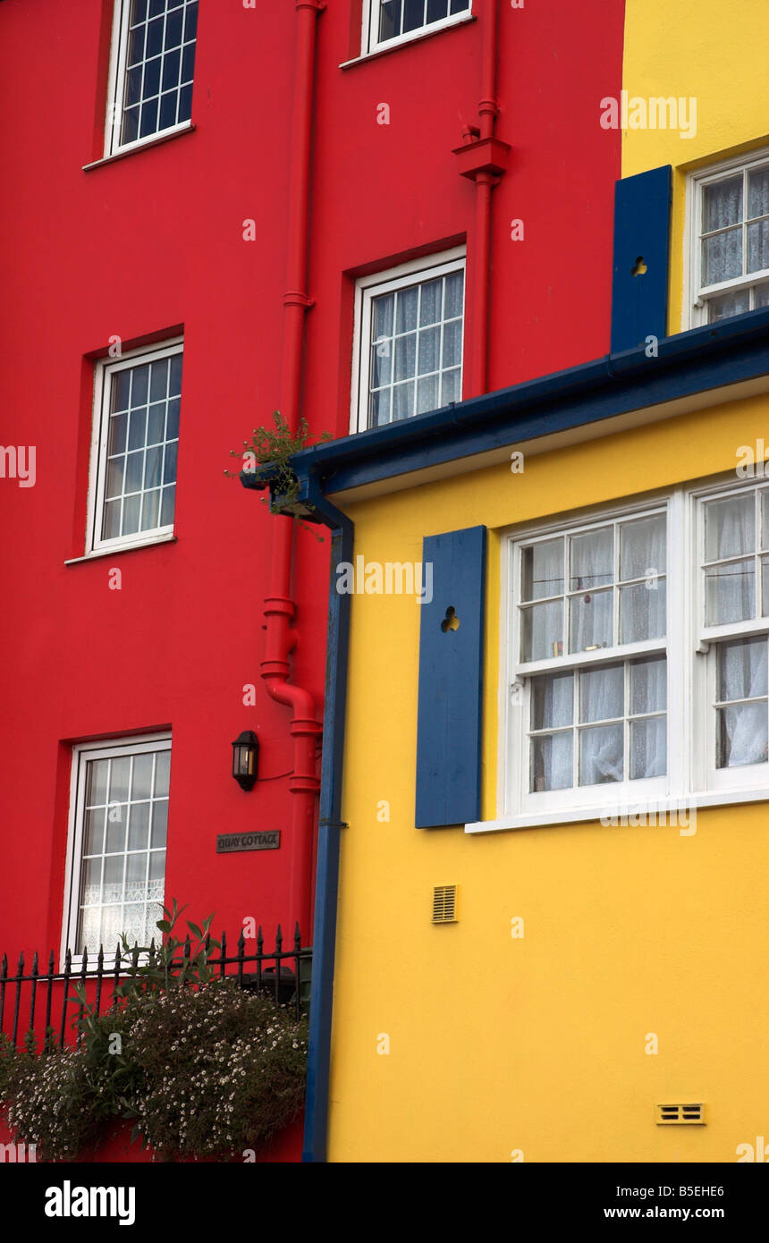 Chalets à Kingswear peint de couleurs vives dans le Devon Banque D'Images