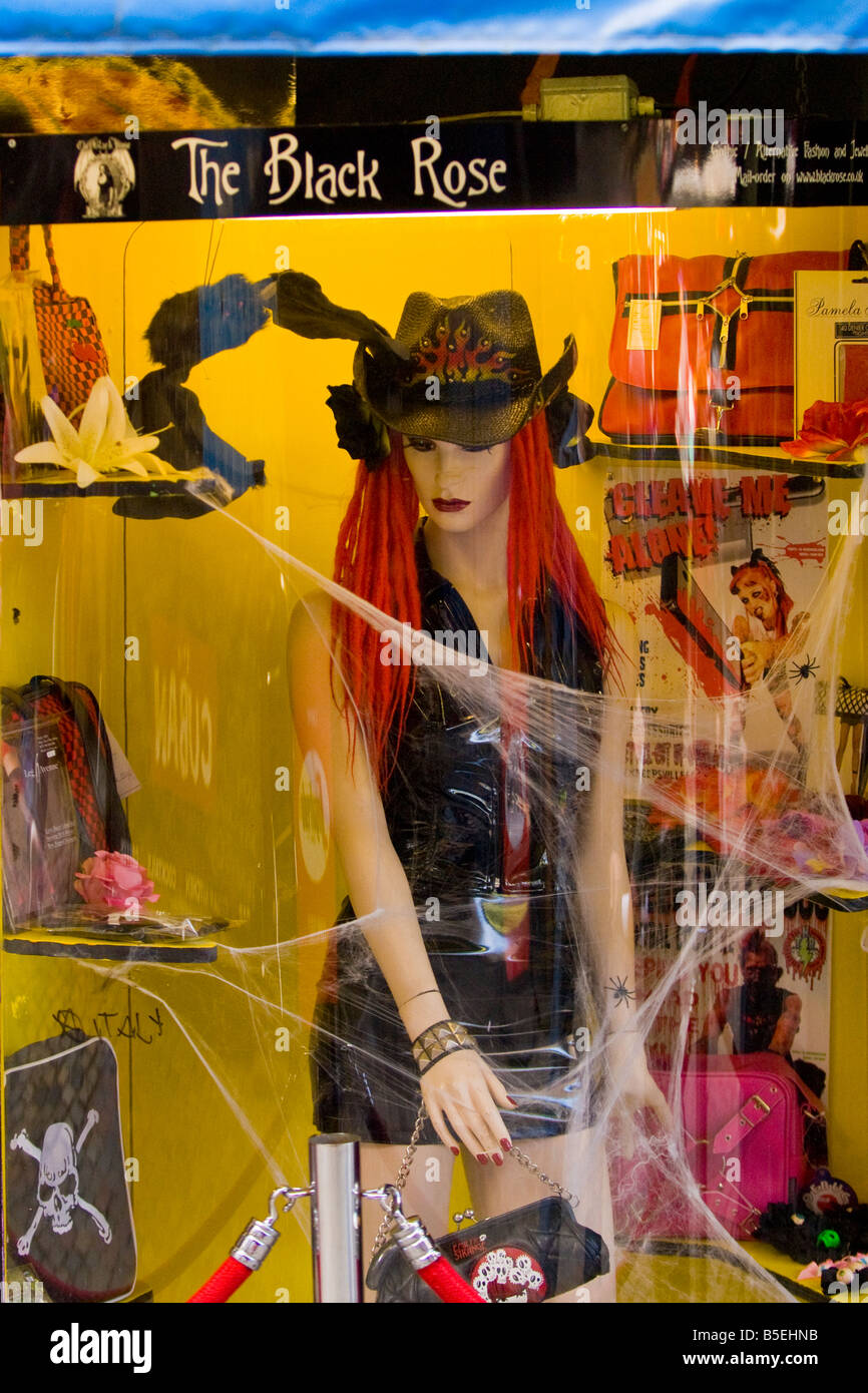 Écuries de Camden Market shop window de The Black Rose avec modèle féminin  en plastique PVC noir minidress & style cowboy stetson hat Photo Stock -  Alamy