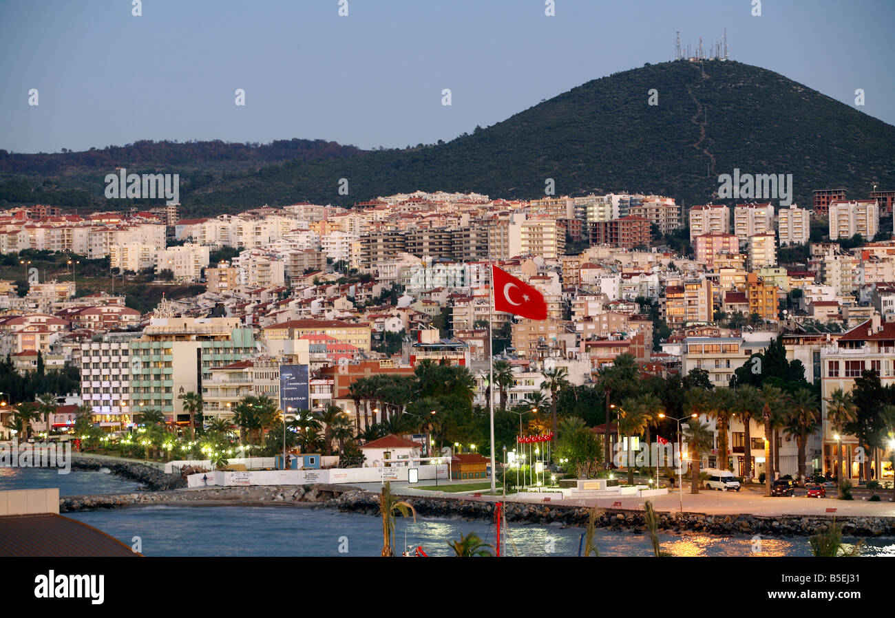 Drapeau national turc en face de la ville de Kusadasi, Turquie panorama Banque D'Images