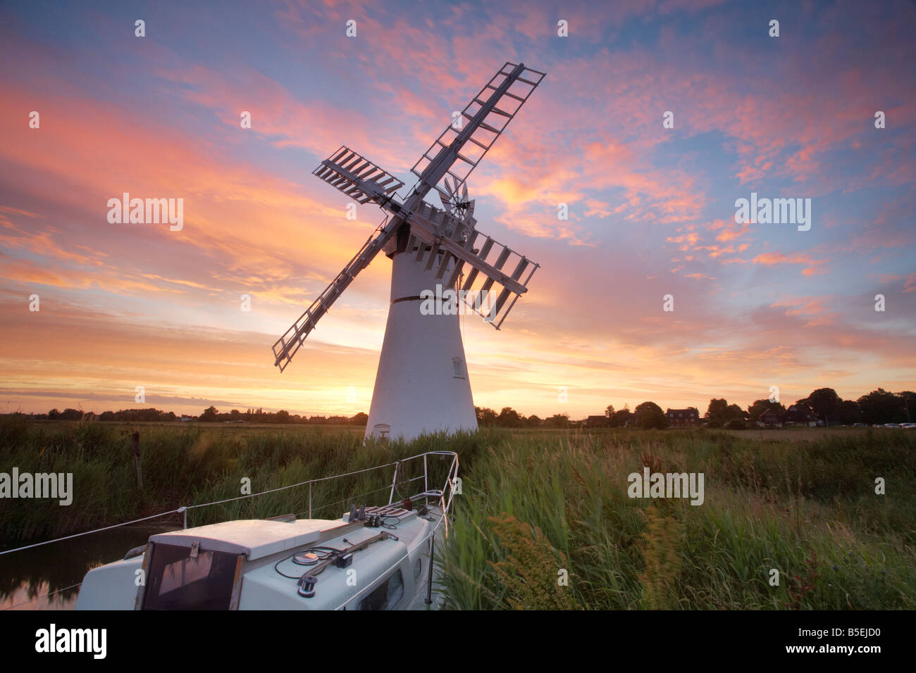 Un spectaculaire lever du soleil d'été sur le Moulin Derrière Thurne Norfolk et Suffolk Broads Banque D'Images