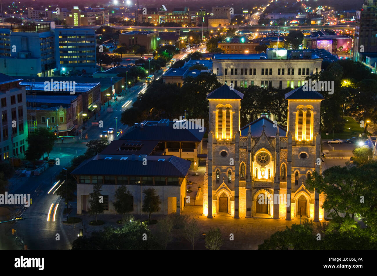 La Cathédrale San Fernando à la tombée de la nuit, San Antonio, Texas. Banque D'Images