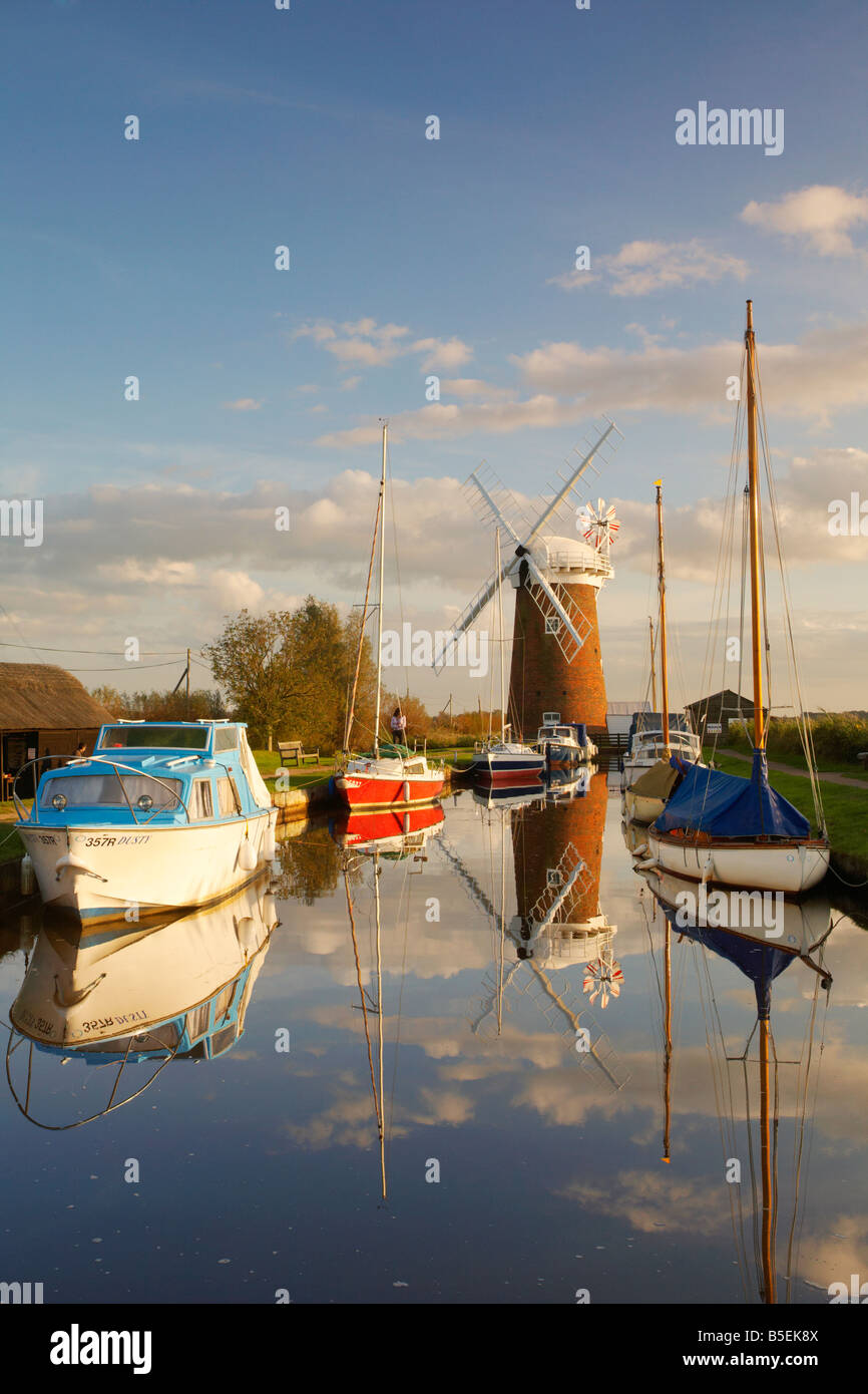 Horsey Moulin & Staithe photographié à dernière lumière sur les Norfolk Broads Banque D'Images