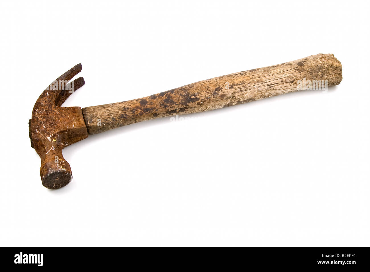 Vieux et Rusty old claw hammer isolated on white background with clipping path Banque D'Images