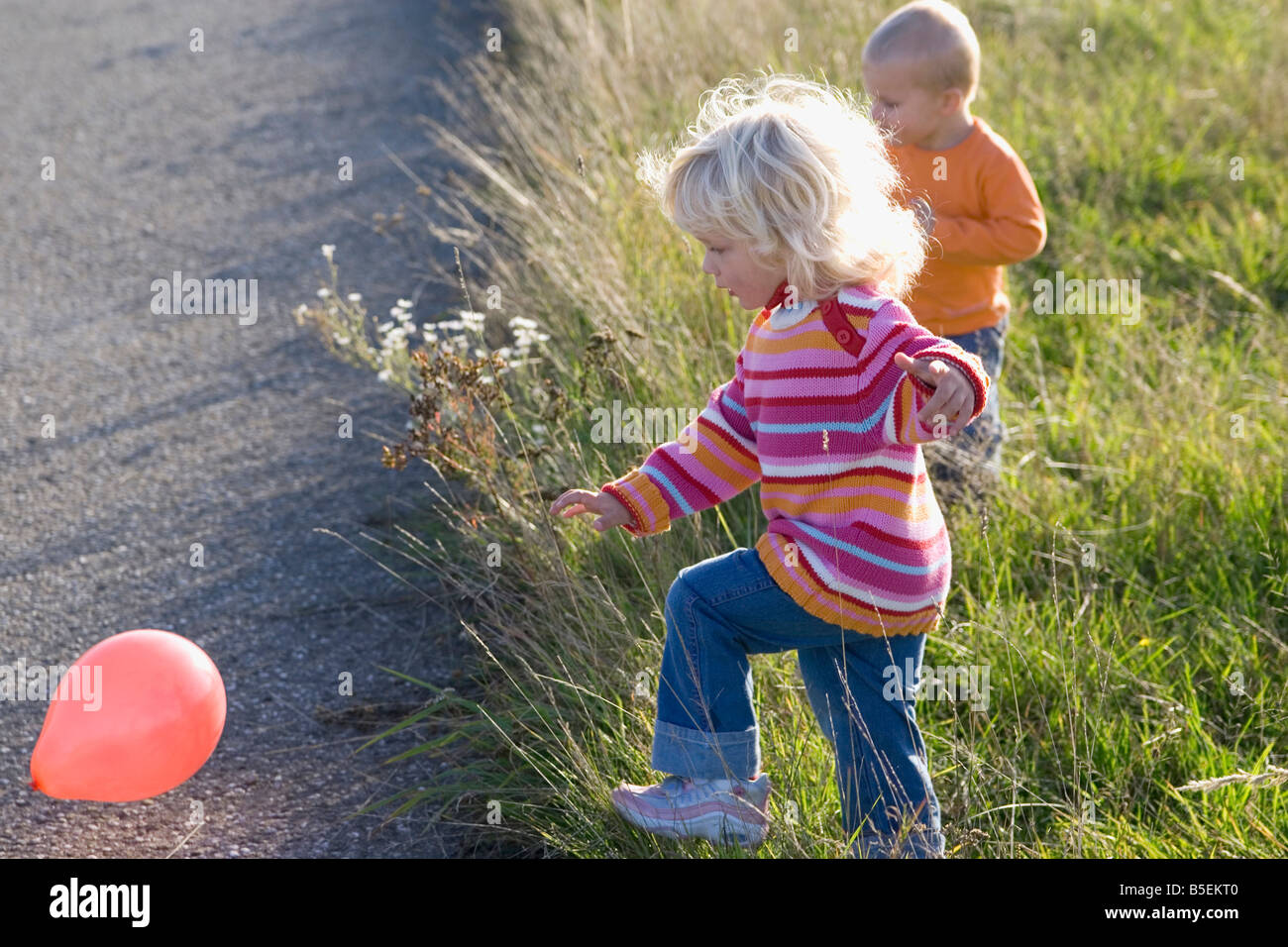 Boy (1-2) et (2-3) en jouant avec des ballons Banque D'Images