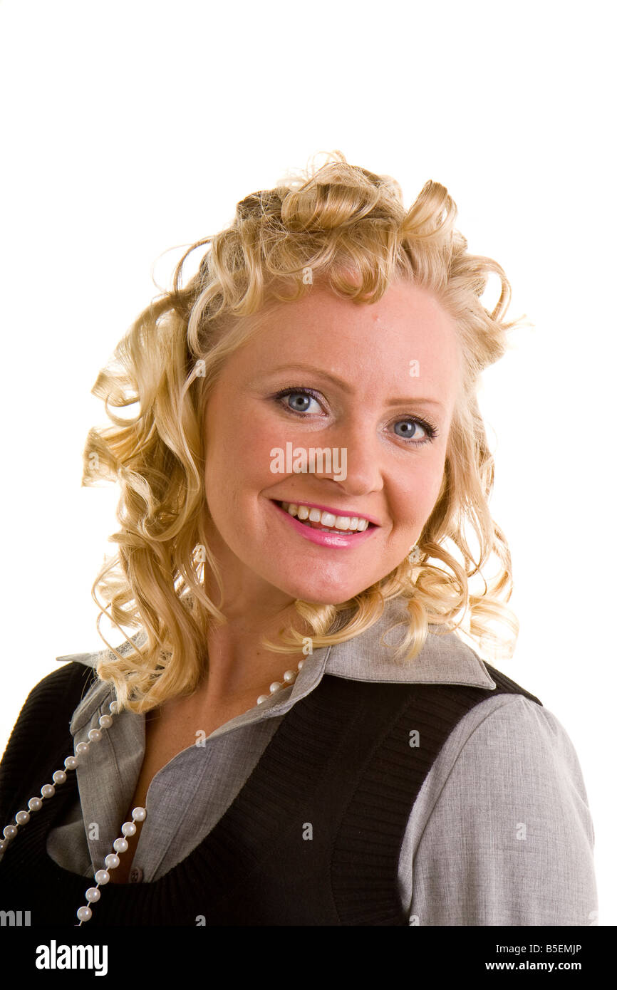 Une femme blonde frisée avec un grand sourire et perles Banque D'Images